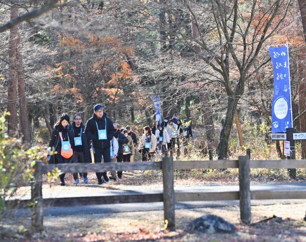 ONSEN・ガストロノミーウォーキング in 那須塩原2025で、参加者が歩いている様子