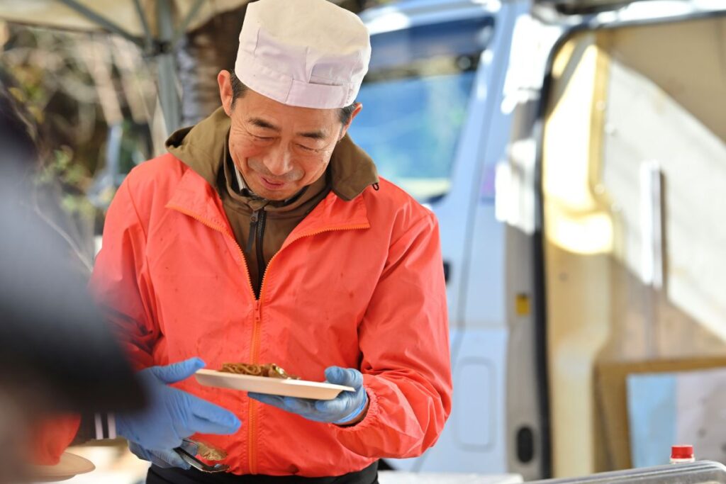 ONSEN・ガストロノミーウォーキング in 那須塩原2025で、焼きそばのスタッフ