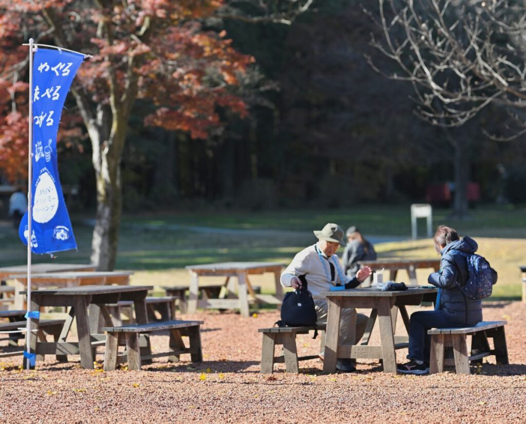 ONSEN・ガストロノミーウォーキング in 那須塩原2025で、千本松牧場で参加者がくつろぐ様子