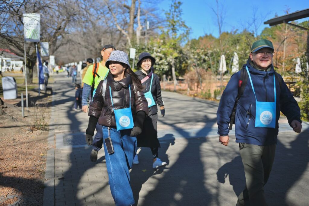 ONSEN・ガストロノミーウォーキング in 那須塩原2025で、サコッシュをつけて参加者が歩いている様子