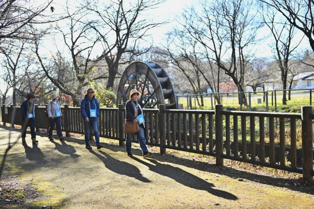 ONSEN・ガストロノミーウォーキング in 那須塩原2025の那須疏水を歩く様子