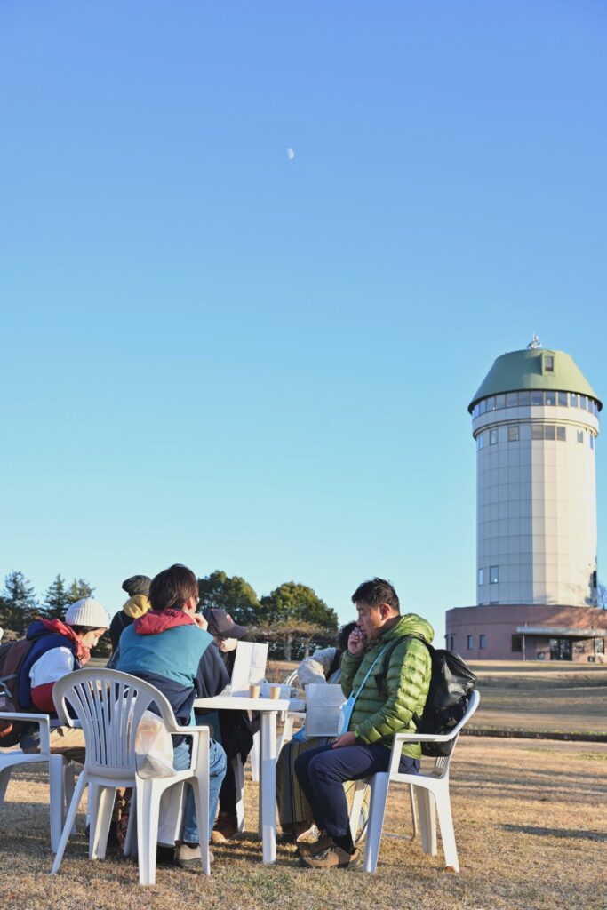 ONSEN・ガストロノミーウォーキング in 那須塩原2025のサンサンタワー前で参加者がくつろぐ様子