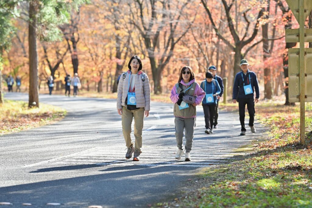 ONSEN・ガストロノミーウォーキング in 那須塩原2025で紅葉したを参加者が歩いている様子