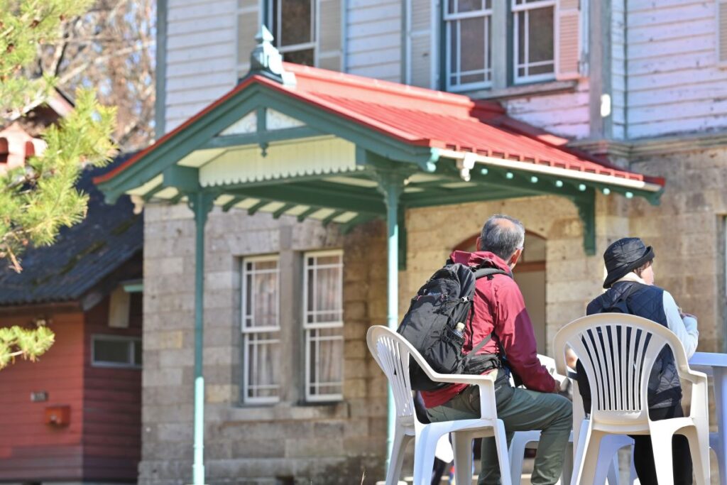 ONSEN・ガストロノミーウォーキング in 那須塩原2025の松方別邸を前に椅子に座って眺めている様子