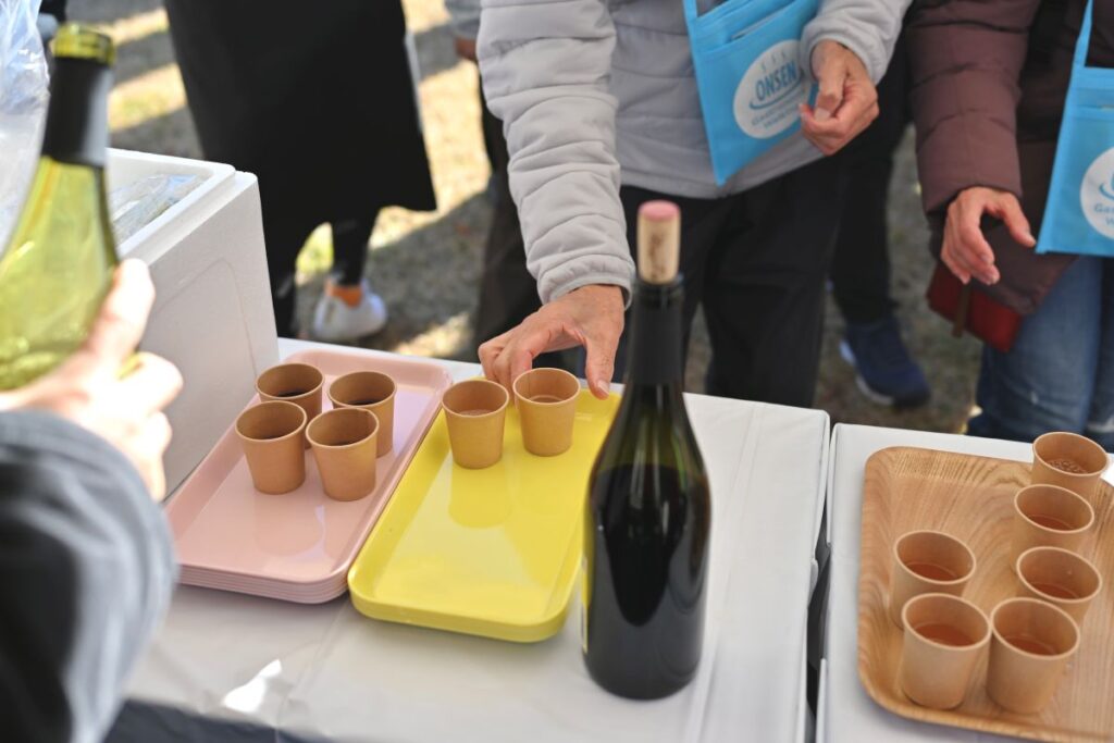 ONSEN・ガストロノミーウォーキング in 那須塩原2025で乾杯の飲み物が配られている様子