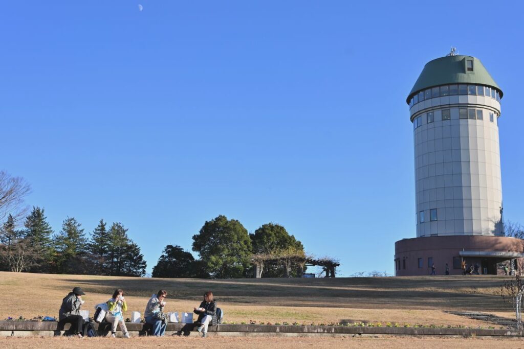 ONSEN・ガストロノミーウォーキング in 那須塩原2025のサンサンタワーの下で食事しながらくつろぐ様子