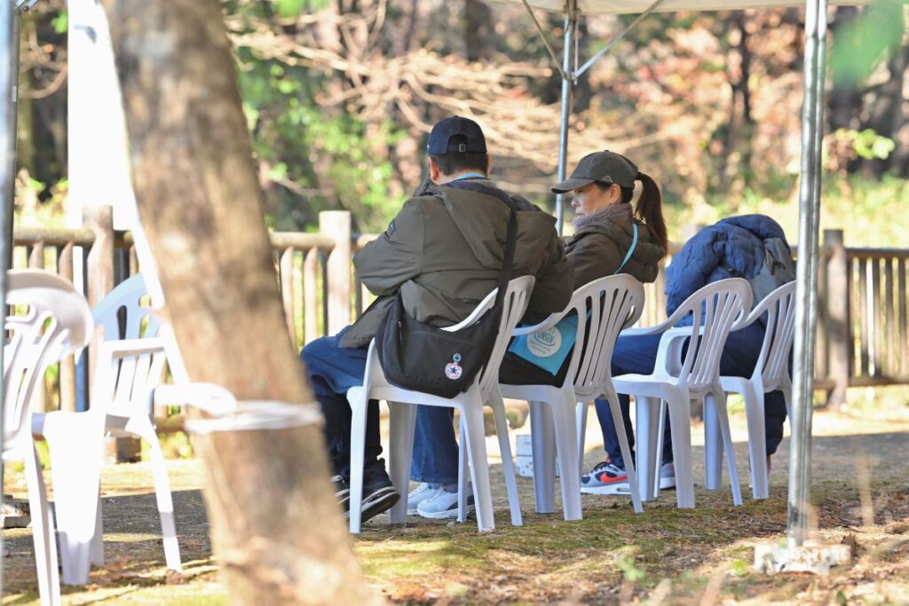 ONSEN・ガストロノミーウォーキング in 那須塩原2025で那須疏水のベンチでがくつろぐ様子