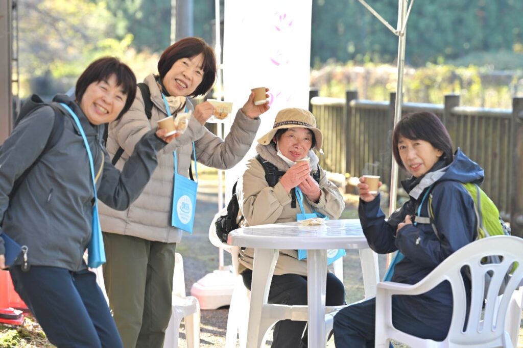 ONSEN・ガストロノミーウォーキング in 那須塩原2025で参加者がテーブルを囲んで乾杯している様子