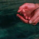 温泉を手ですくう様子