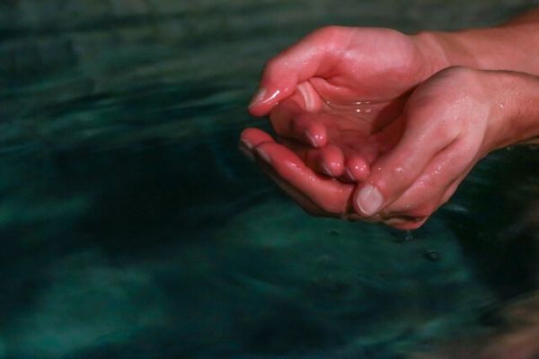 温泉を手ですくう様子