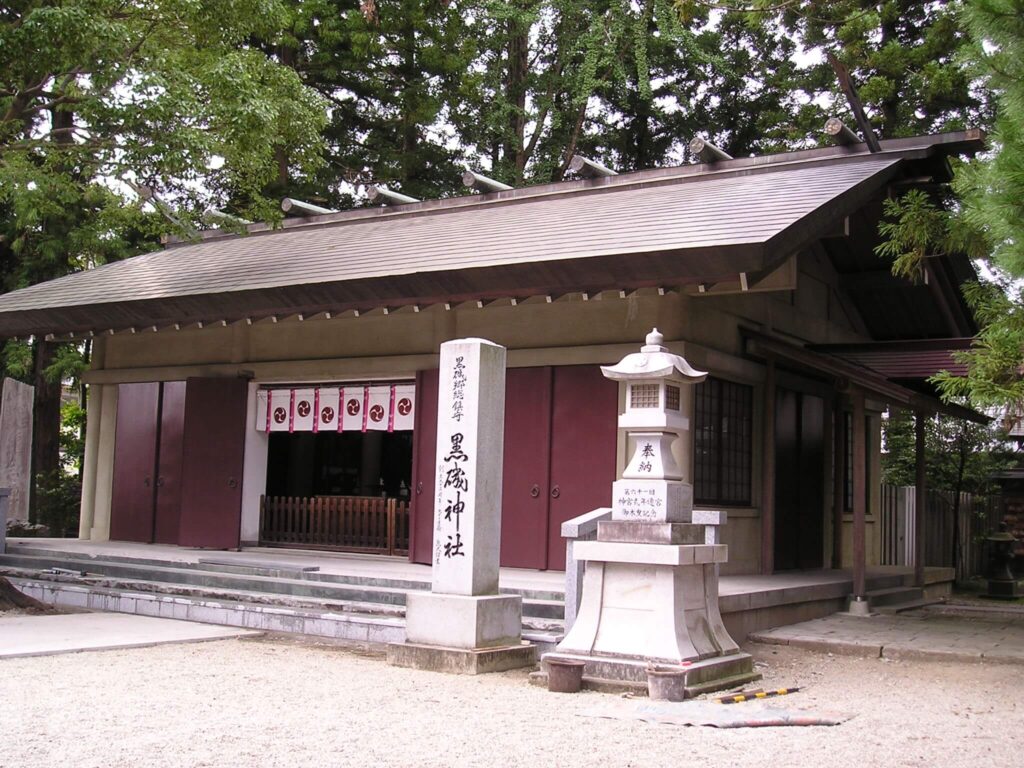 黒磯神社と社号標、拝殿の様子