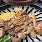 円形の鉄板の上でチキンが焼かれているチキンハウスの様子