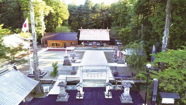 空撮で見る乃木神社の境内全体と参道の様子