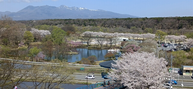 黒磯公園から那珂川河畔公園と那須連山が見える様子