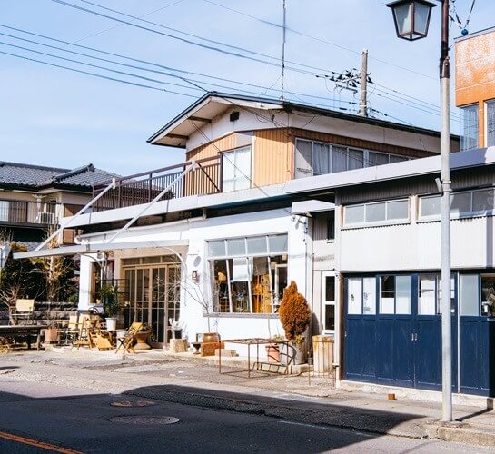 クロイソストリートの店舗がリノベーションされおしゃれな雰囲気の店先