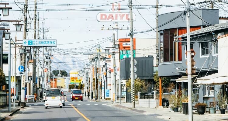 クロイソストリートの先に那須連山が見えている様子