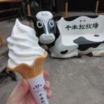 千本松牧場_ソフトクリームと牛ベンチ