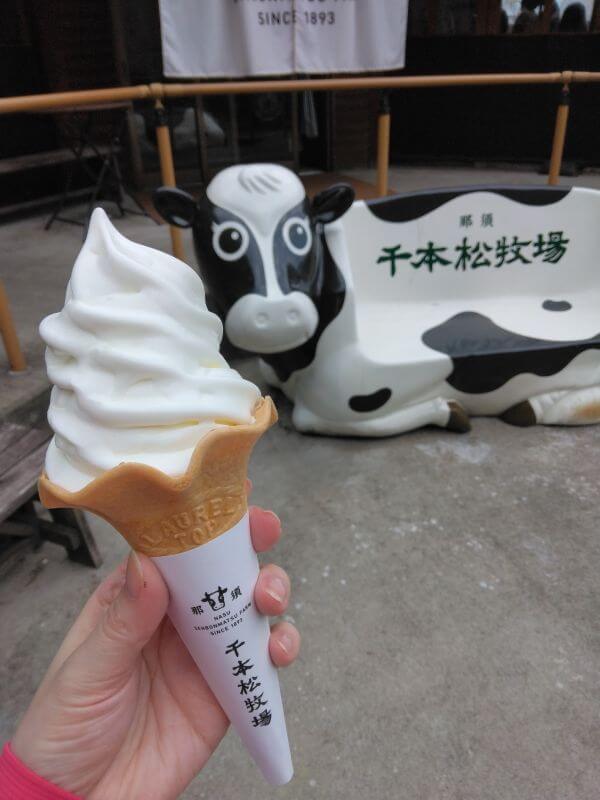 千本松牧場_ソフトクリームと牛ベンチ